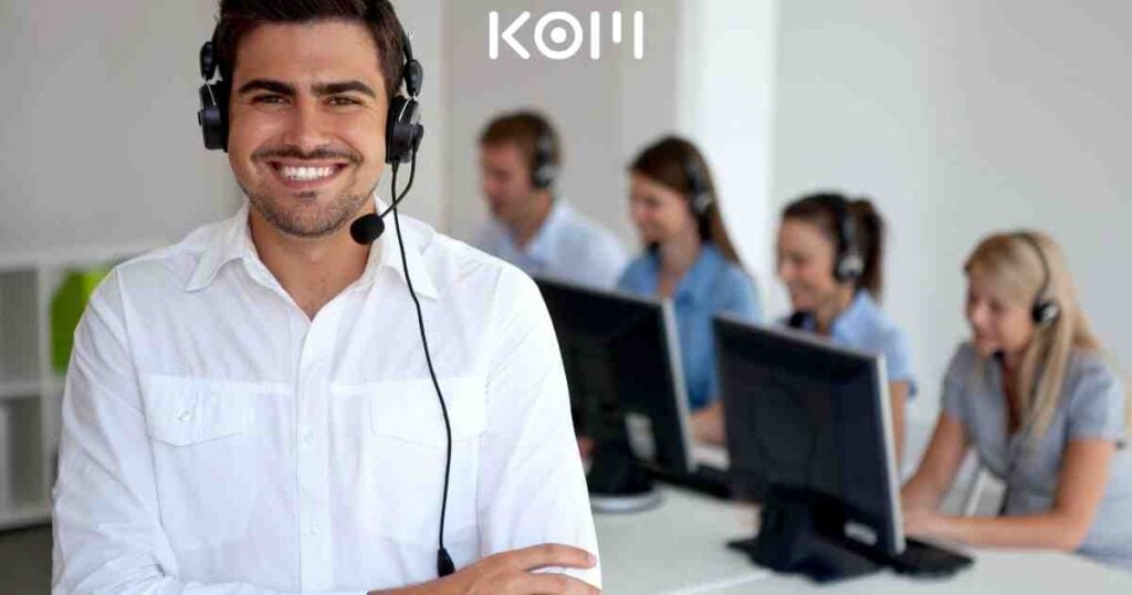 Personal en mostrador atendiendo en Perú — UPLA multada por libro virtual caído: el riesgo del downtime | KOM Agencia Digital