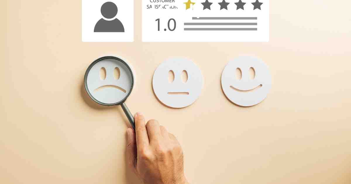 Personal en mostrador atendiendo en Perú — Cómo migrar de libro físico a libro virtual sin perder el hi | KOM Agencia Digital