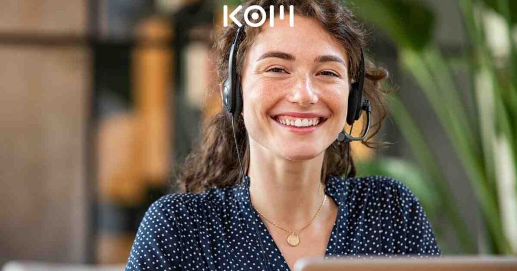 Colaborador atendiendo a un cliente en Perú — Cuánto cuesta un Libro de Reclamaciones Virtual en Perú 2026 | KOM Agencia Digi
