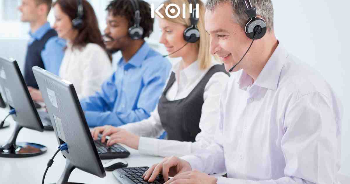 Personal en mostrador atendiendo en Perú — Libro de Reclamaciones para marketplaces y cloud kitchens 20 | KOM Agencia Digital