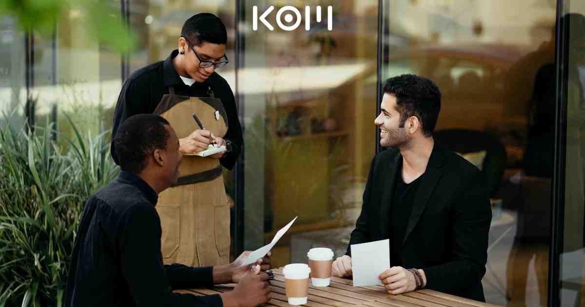 Personal en mostrador atendiendo en Perú — Libro de Reclamaciones Virtual en Ate (Lima 2026): cumple In | KOM Agencia Digital