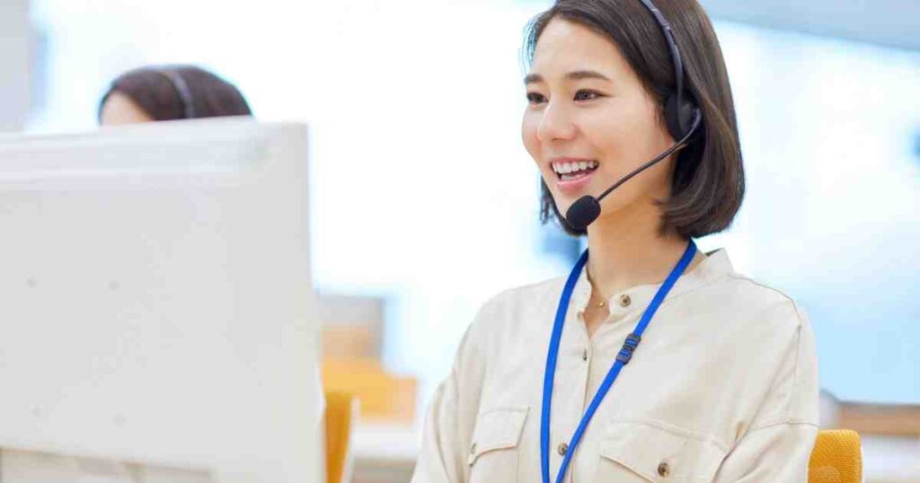 Colaborador atendiendo a un cliente en Perú — Libro de Reclamaciones Virtual en los balnearios del sur de | KOM Agencia Digit