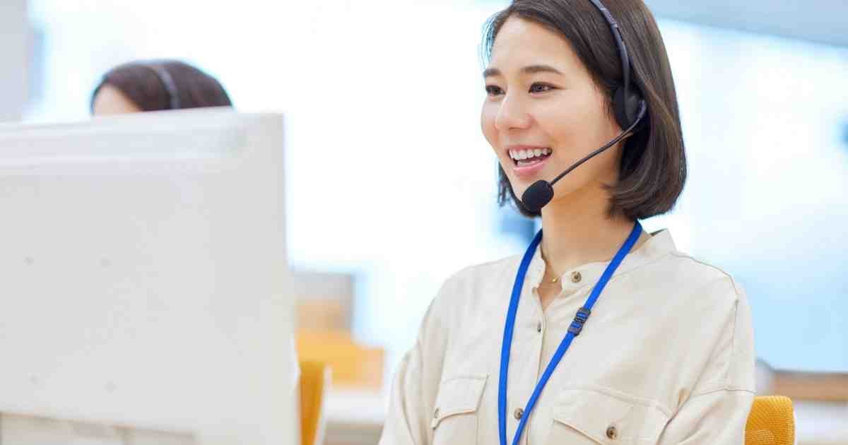 Colaborador atendiendo a un cliente en Perú — Libro de Reclamaciones Virtual en los balnearios del sur de | KOM Agencia Digit