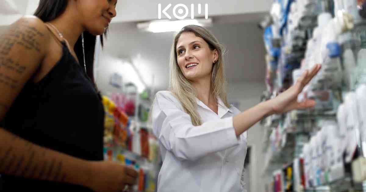 Colaborador atendiendo a un cliente en Perú — Libro de Reclamaciones Virtual en el Callao 2026: puerto, ae | KOM Agencia Digi