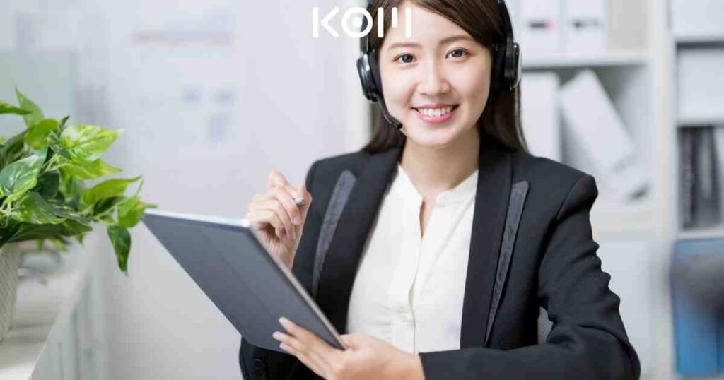 Colaborador atendiendo a un cliente en Perú — Libro de reclamaciones físico vs virtual en Perú 2026: cuál | KOM Agencia Digit
