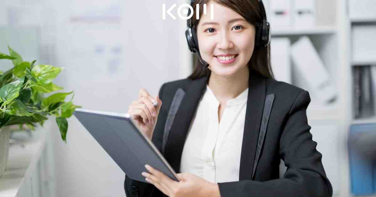 Colaborador atendiendo a un cliente en Perú — Libro de reclamaciones físico vs virtual en Perú 2026: cuál | KOM Agencia Digit