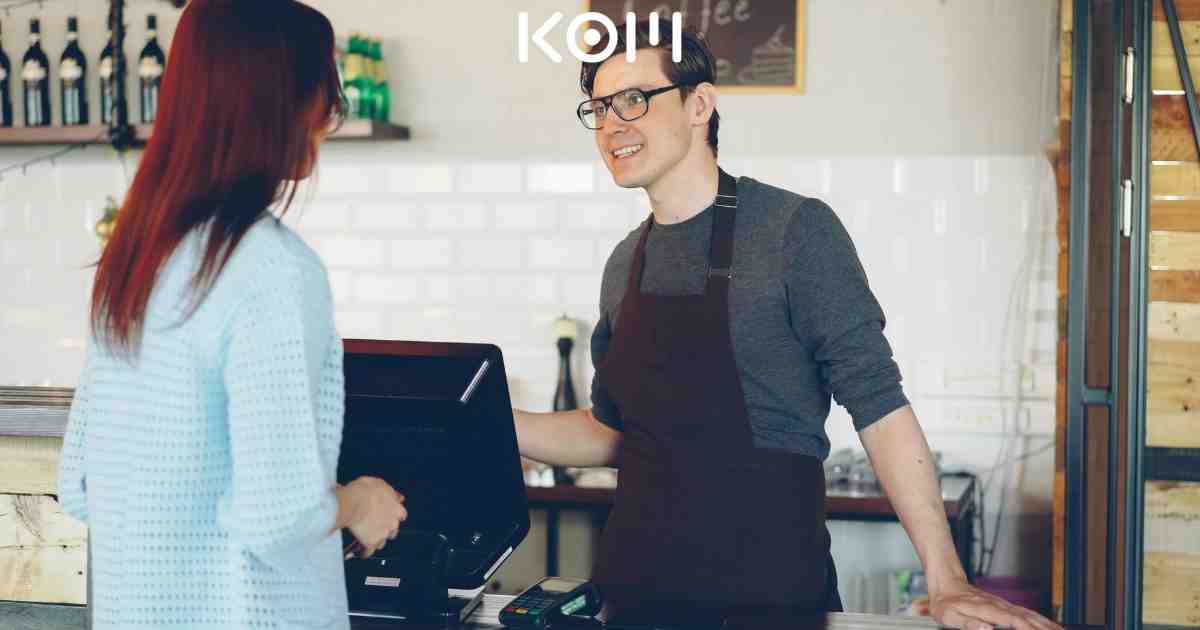 Personal en mostrador atendiendo en Perú — Libro de Reclamaciones gratis Indecopi vs SaaS pagado en 202 | KOM Agencia Digital