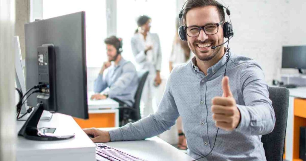 Personal en mostrador atendiendo en Perú — Procedimiento Ordinario en Indecopi: cuándo aplica y cómo de | KOM Agencia Digital