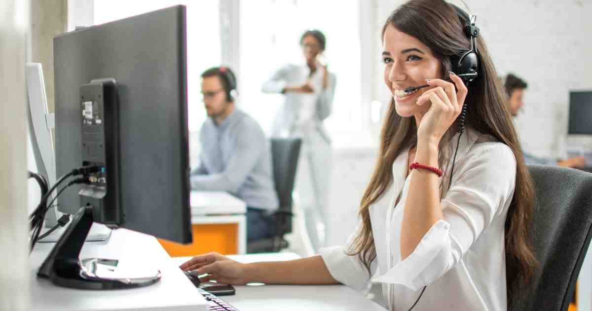 Colaborador atendiendo a un cliente en Perú — SIREC y Controla tus Reclamos: obligaciones para empresas co | KOM Agencia Digi